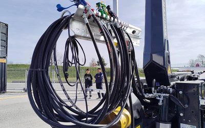 Prevention of leaks at hydraulic hose connections